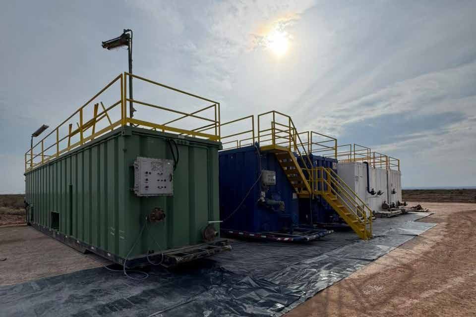 Piletas petroleras con barandas y escaleras en locación